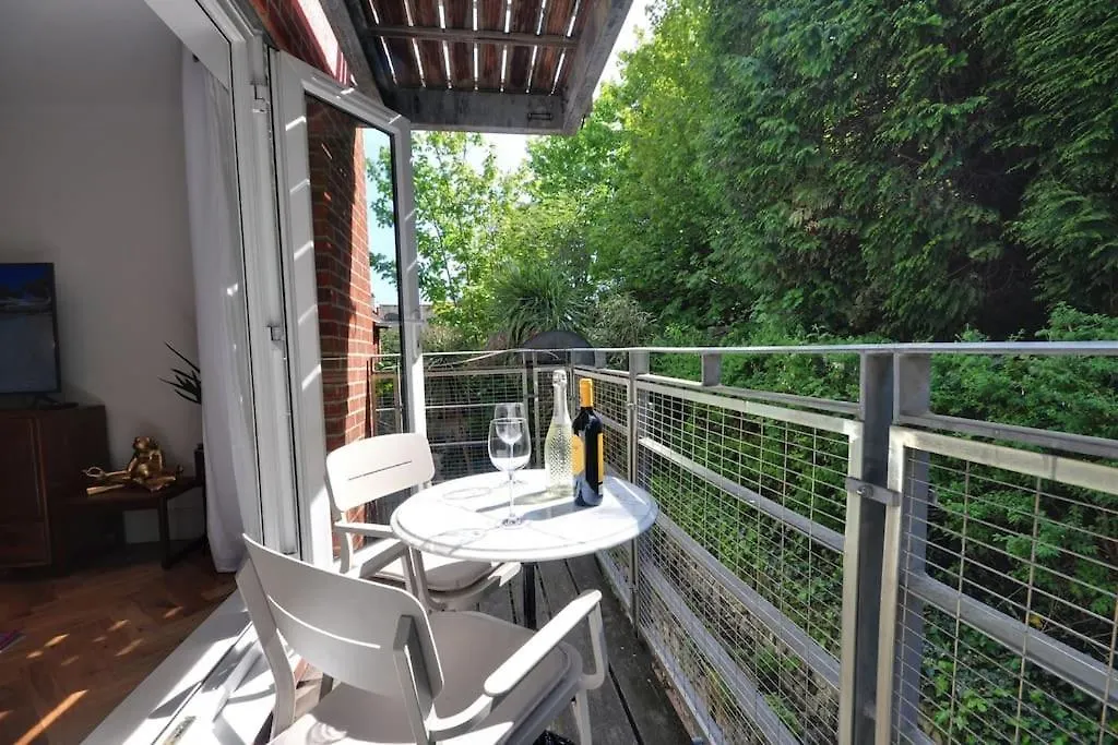 2 Bed Apartment With Balcony, Parking And 3 Min Walk To Beach Bournemouth
