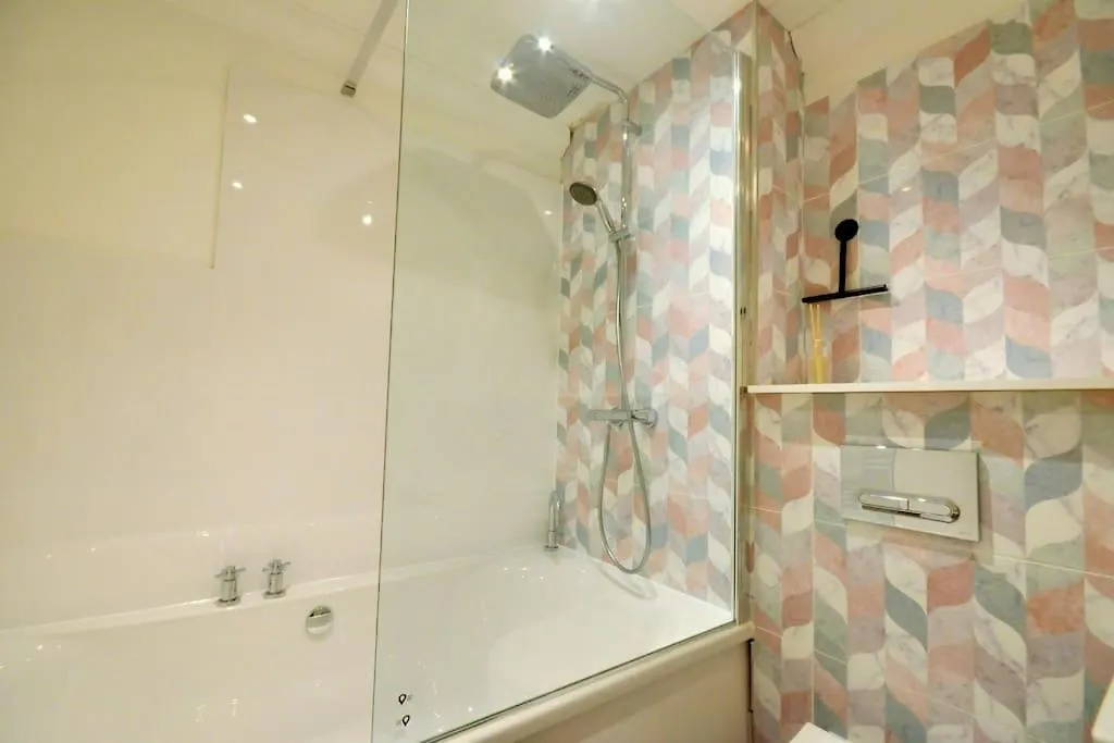 2 Bed Apartment With Balcony, Parking And 3 Min Walk To Beach Bournemouth