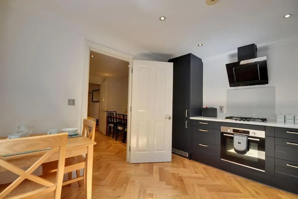 2 Bed Apartment With Balcony, Parking And 3 Min Walk To Beach Bournemouth