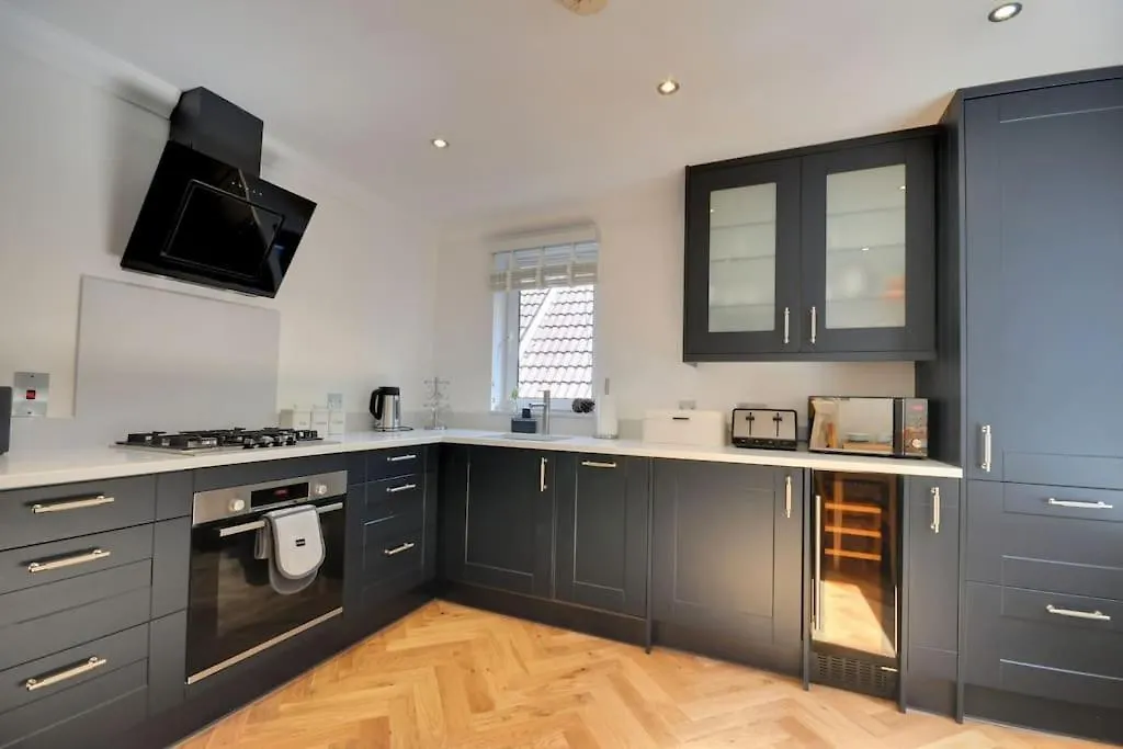 2 Bed Apartment With Balcony, Parking And 3 Min Walk To Beach Bournemouth 0*,