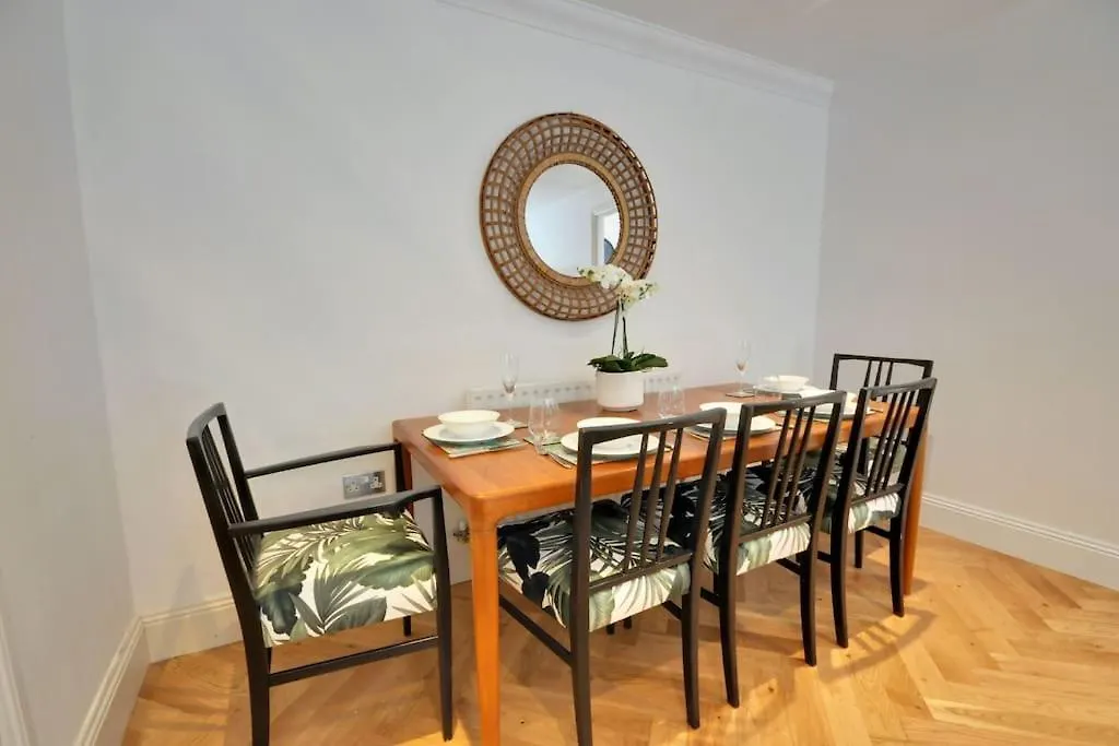 2 Bed Apartment With Balcony, Parking And 3 Min Walk To Beach Bournemouth