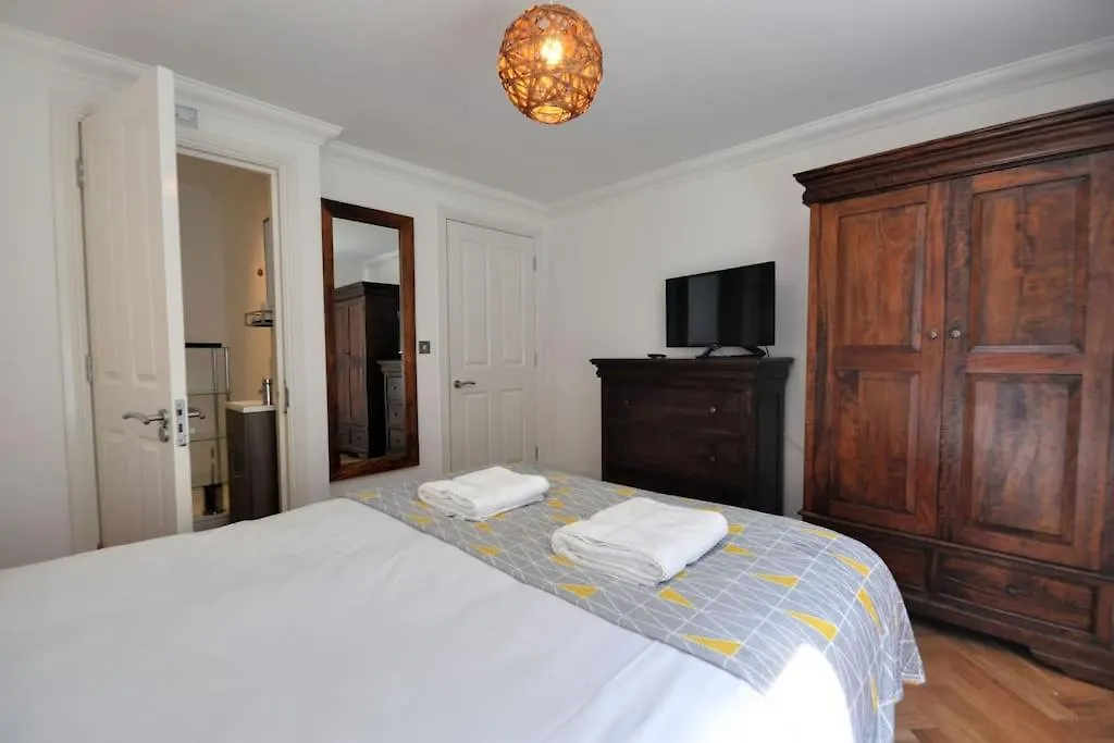 2 Bed Apartment With Balcony, Parking And 3 Min Walk To Beach Bournemouth 0*,  Velká Británie