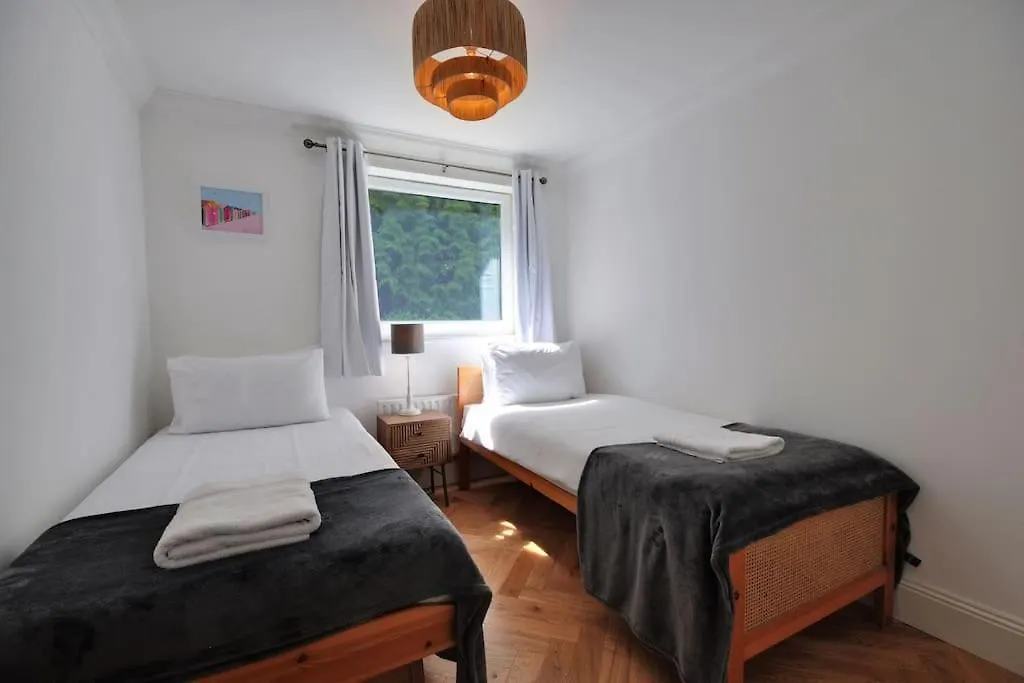 2 Bed Apartment With Balcony, Parking And 3 Min Walk To Beach Bournemouth