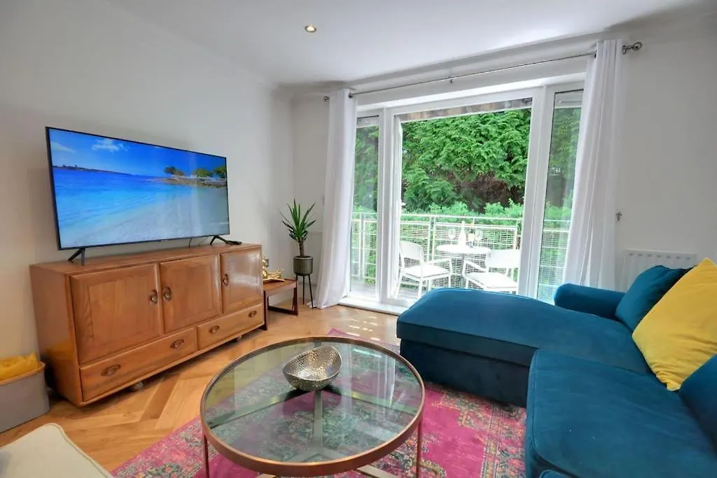 2 Bed Apartment With Balcony, Parking And 3 Min Walk To Beach Bournemouth