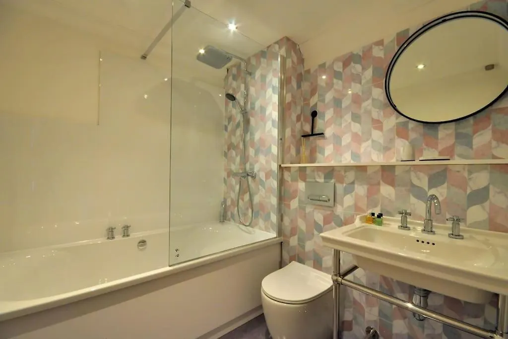 2 Bed Apartment With Balcony, Parking And 3 Min Walk To Beach Bournemouth 0*,
