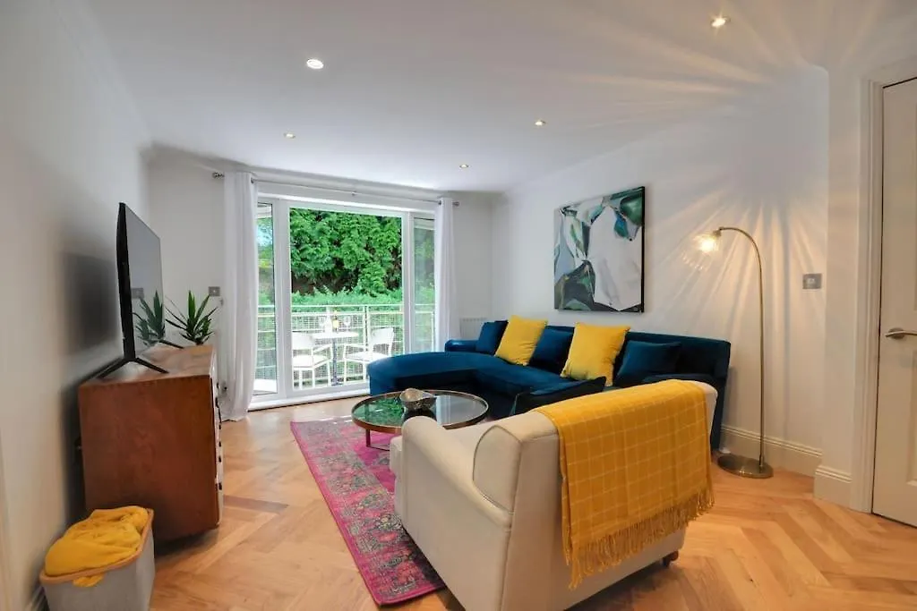 2 Bed Apartment With Balcony, Parking And 3 Min Walk To Beach contacts